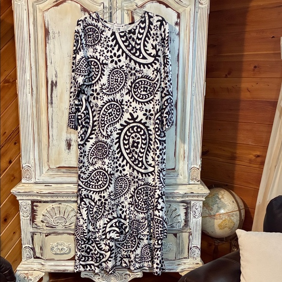 Nuggles Dresses & Skirts - Chic Black and White Paisley Long Sleeve Dress